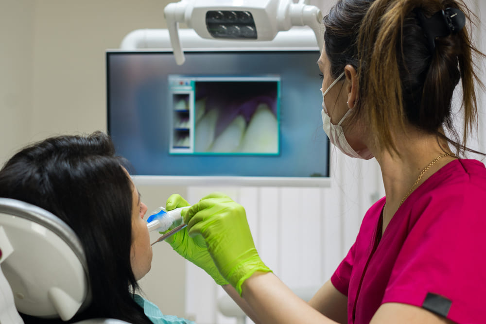 pantalla con imagen tridimensional de cbct tac dental para implantes